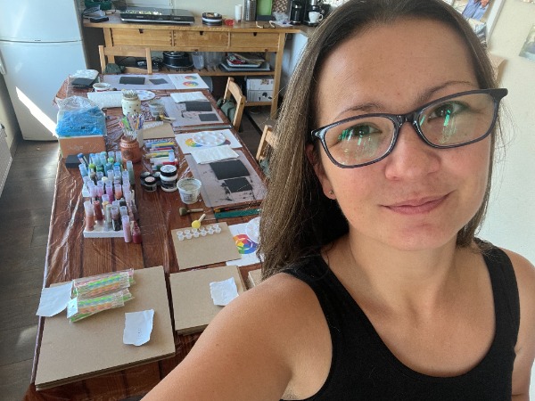 Dóra várja a résztvevőket a pontfestő workshopra