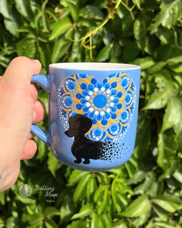 Mandalás bögrefestő workshop Érden – pontozással díszített porcelán bögre